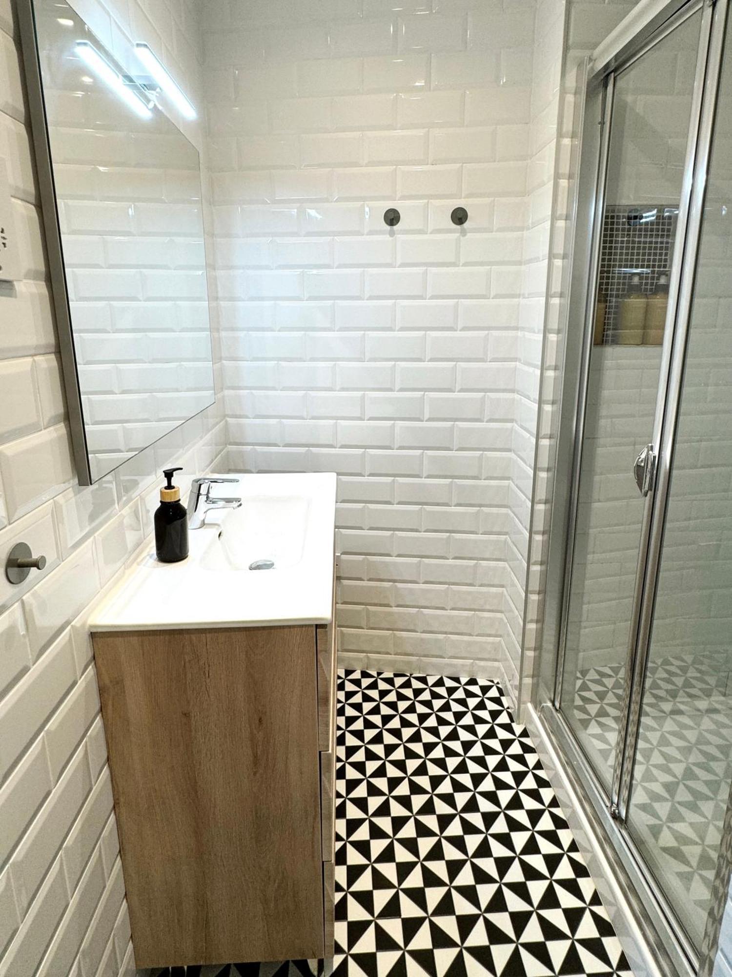 Modern City Centre Two Bedroom Windsor Apartment - Grand Central House ยิบรอลตาร์ ภายนอก รูปภาพ