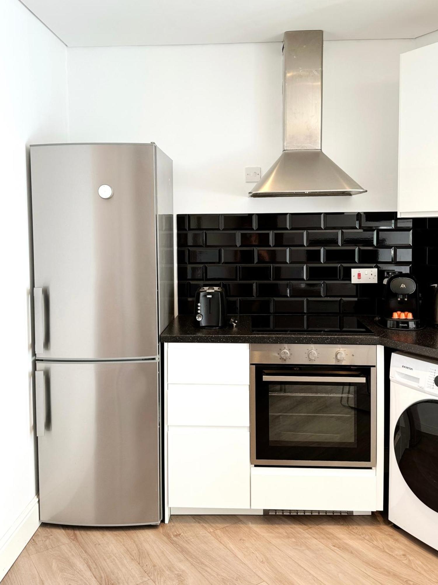 Modern City Centre Two Bedroom Windsor Apartment - Grand Central House ยิบรอลตาร์ ภายนอก รูปภาพ