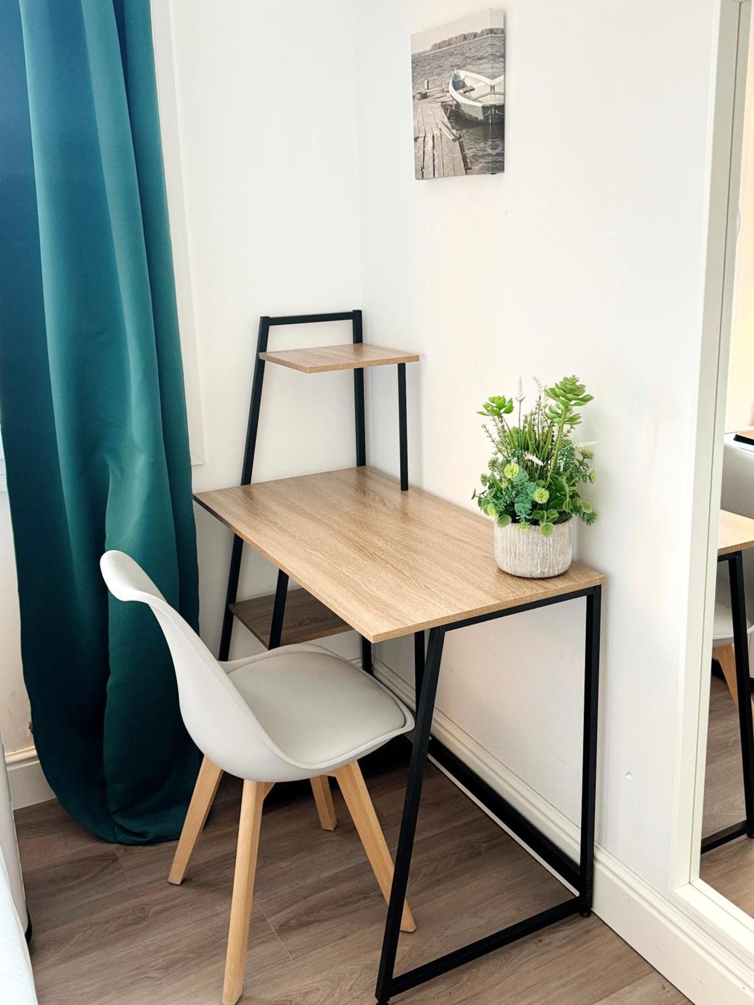Modern City Centre Two Bedroom Windsor Apartment - Grand Central House ยิบรอลตาร์ ภายนอก รูปภาพ