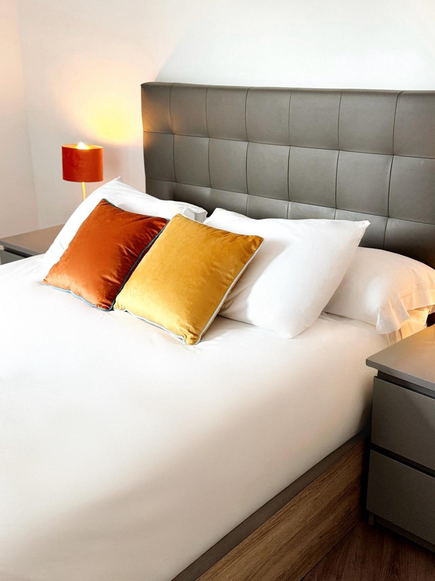Modern City Centre Two Bedroom Windsor Apartment - Grand Central House ยิบรอลตาร์ ภายนอก รูปภาพ