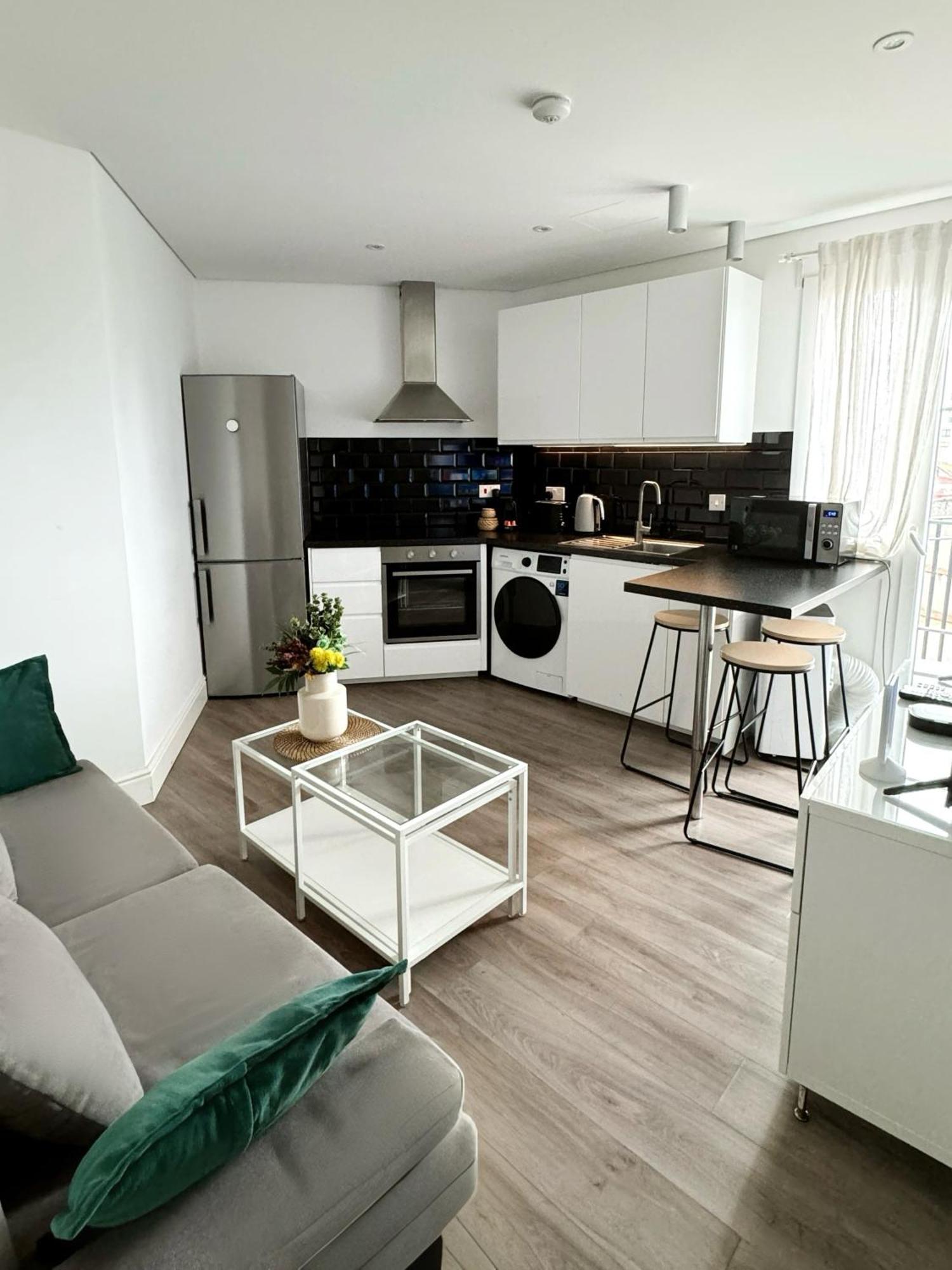 Modern City Centre Two Bedroom Windsor Apartment - Grand Central House ยิบรอลตาร์ ภายนอก รูปภาพ