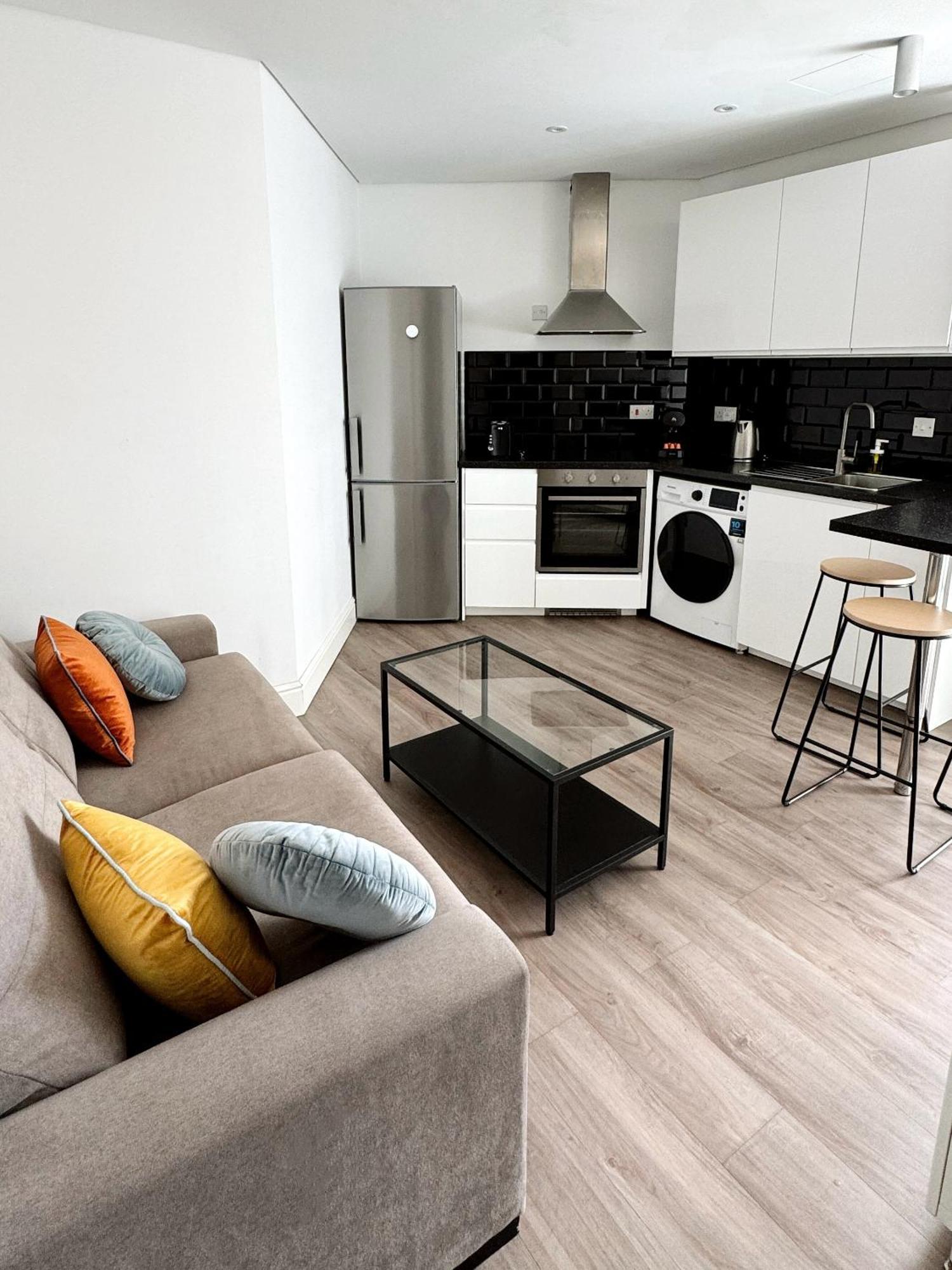 Modern City Centre Two Bedroom Windsor Apartment - Grand Central House ยิบรอลตาร์ ภายนอก รูปภาพ