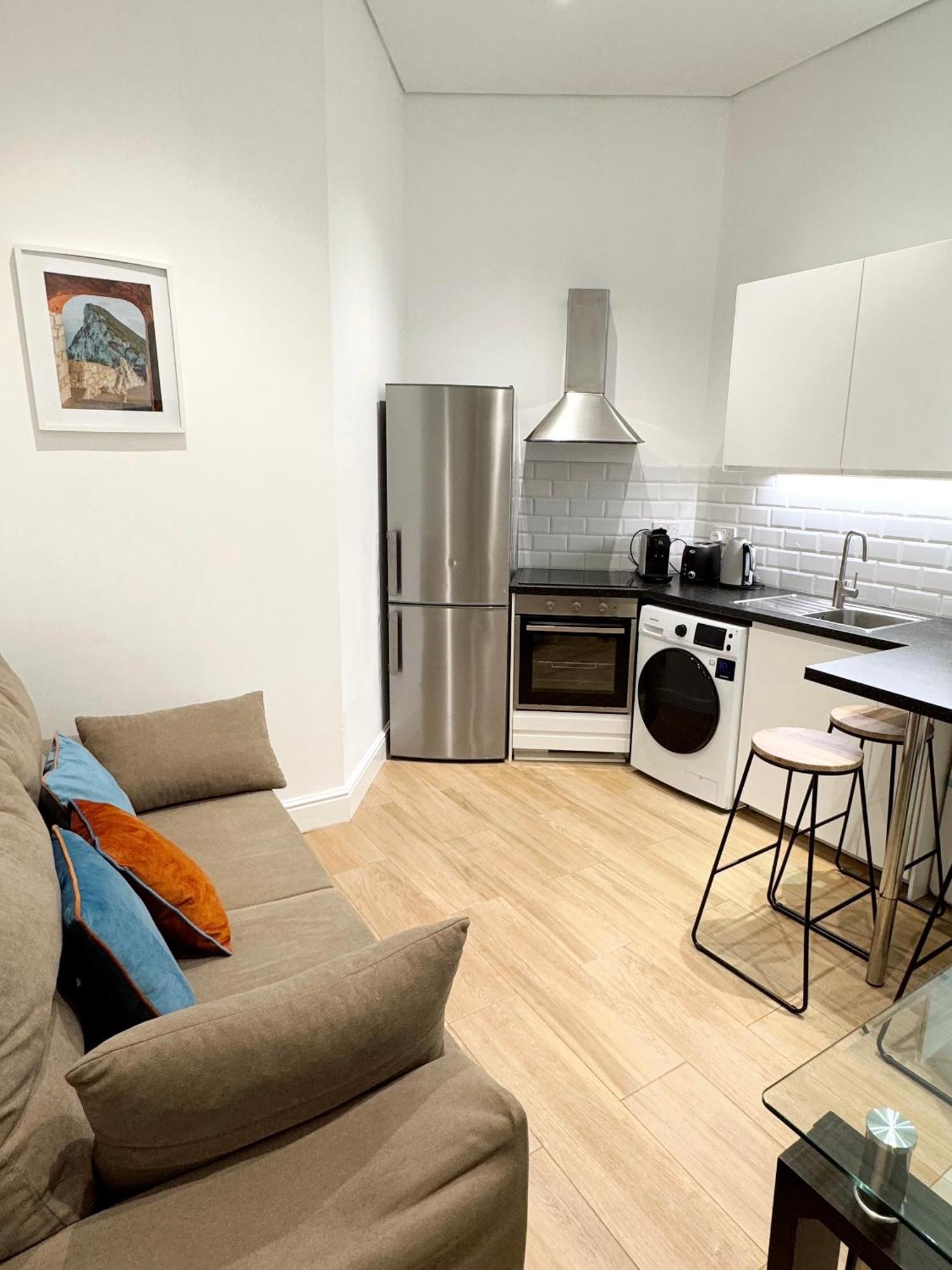 Modern City Centre Two Bedroom Windsor Apartment - Grand Central House ยิบรอลตาร์ ภายนอก รูปภาพ