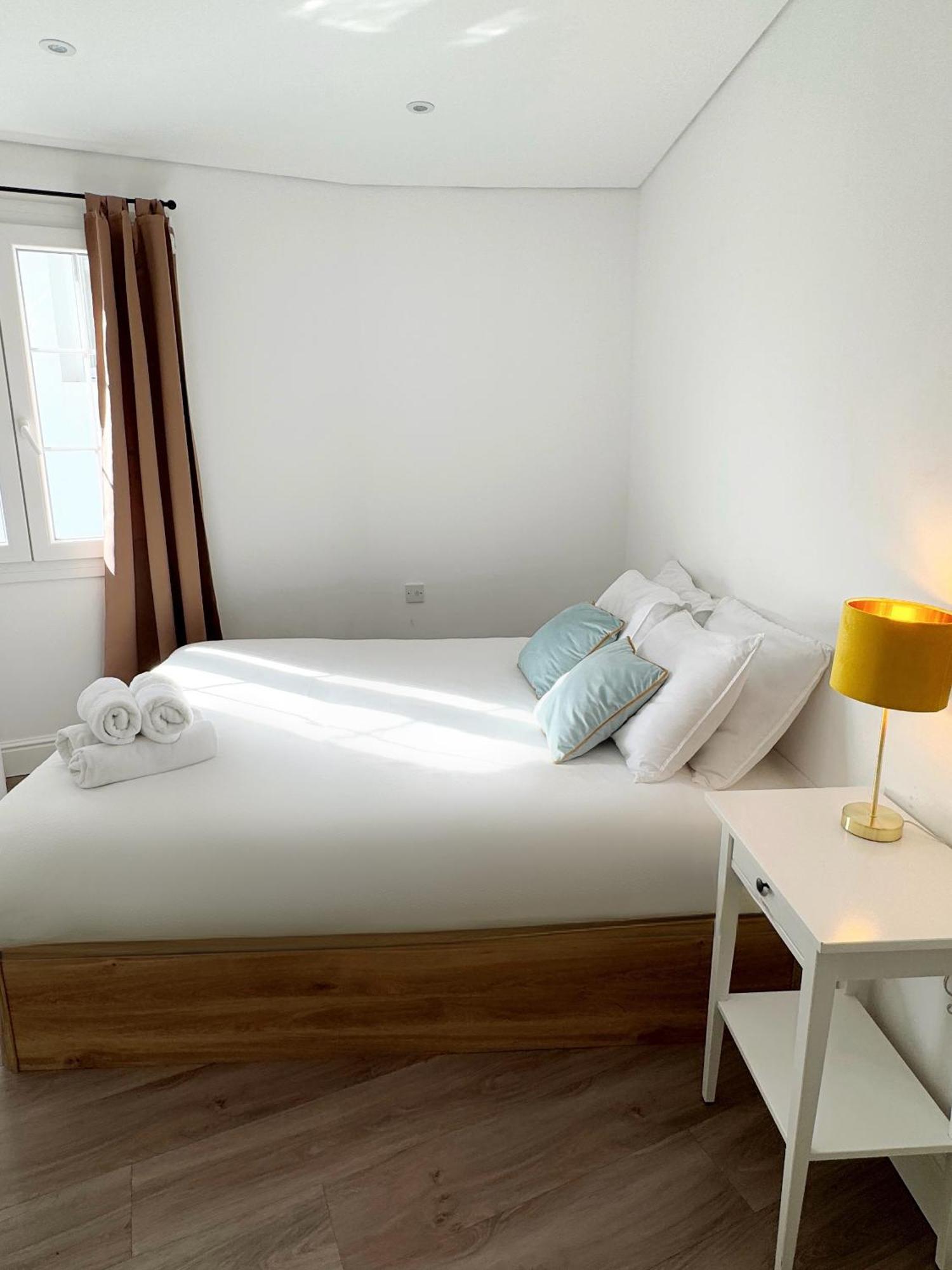 Modern City Centre Two Bedroom Windsor Apartment - Grand Central House ยิบรอลตาร์ ภายนอก รูปภาพ